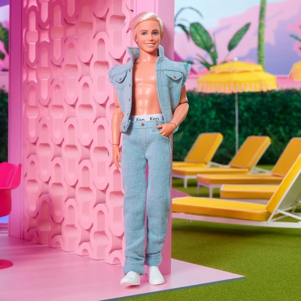 Mattel Barbie Signature The Movie - Ken Puppe Zum Film Im Jeansoutfit Und Original Ken Unterwäsche, Spielfigur 3 Mattel Barbie Signature The Movie - Ken Puppe Zum Film Im Jeansoutfit Und Original Ken Unterwäsche, Spielfigur - Image 3