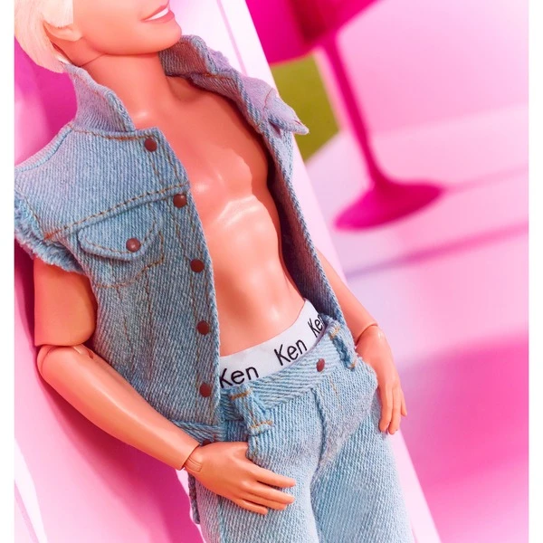 Mattel Barbie Signature The Movie - Ken Puppe Zum Film Im Jeansoutfit Und Original Ken Unterwäsche, Spielfigur 5 Mattel Barbie Signature The Movie - Ken Puppe Zum Film Im Jeansoutfit Und Original Ken Unterwäsche, Spielfigur - Image 5