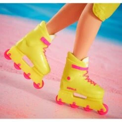 Mattel Barbie The Movie - Ken-Sammelpuppe Mit Inlineskating-Outfit 11 Mattel Barbie The Movie - Ken-Sammelpuppe Mit Inlineskating-Outfit -Spielzeug Verkauf Mattel Barbie The Movie Ken Sammelpuppe mit Inlineskating Outfit@@1919787 5