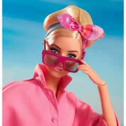 Mattel Barbie The Movie - Margot Robbie Als Barbie: Puppe Im Rosa Jumpsuit 10 Mattel Barbie The Movie - Margot Robbie Als Barbie: Puppe Im Rosa Jumpsuit -Spielzeug Verkauf Mattel Barbie The Movie Margot Robbie als Barbie Puppe im rosa Jumpsuit@@1919788 4
