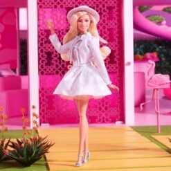 Mattel Barbie The Movie - Margot Robbie Als Barbie: Puppe Mit Blau-kariertem Outfit 10 Mattel Barbie The Movie - Margot Robbie Als Barbie: Puppe Mit Blau-kariertem Outfit -Spielzeug Verkauf Mattel Barbie The Movie Margot Robbie als Barbie Puppe mit blau kariertem Outfit@@1918876 4