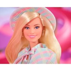 Mattel Barbie The Movie - Margot Robbie Als Barbie: Puppe Mit Blau-kariertem Outfit 11 Mattel Barbie The Movie - Margot Robbie Als Barbie: Puppe Mit Blau-kariertem Outfit -Spielzeug Verkauf Mattel Barbie The Movie Margot Robbie als Barbie Puppe mit blau kariertem Outfit@@1918876 5